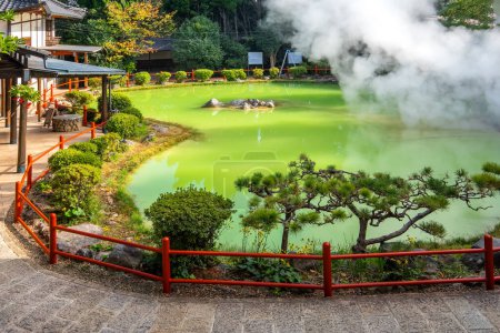 Shiraike Jigoku heiße Quelle in Beppu, Oita. Die Stadt ist berühmt für ihre Onsen (heißen Quellen). Es verfügt über 8 große geothermische Brennpunkte, die als die "acht Höllen von Beppu" bezeichnet werden."