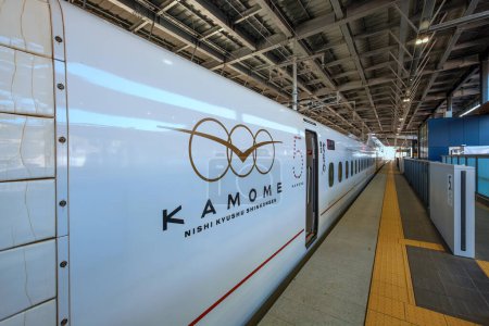 Foto de Saga, Japón - 28 nov 2022: El Nishi Kyushu Shinkansen (Kamome) conecta Nagasaki con Takeo-Onsen comenzó su servicio desde el 23 de septiembre de 2022 - Imagen libre de derechos