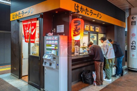 Foto de Fukuoka, Japón - 28 nov 2022: El puesto "Tachigui Soba" en la estación de Hakata, se prepara fideos en un tiempo rápido y se come mientras está de pie, una comida popular por la mañana en la hora punta de Japón - Imagen libre de derechos
