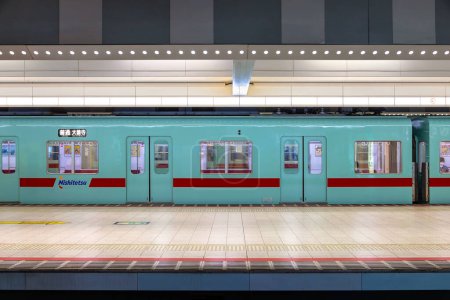 Téléchargez les photos : Fukuoka, Japon - 30 novembre 2022 : Navetteurs en train non identifiés à la gare de Nishitetsu Tenjin - en image libre de droit