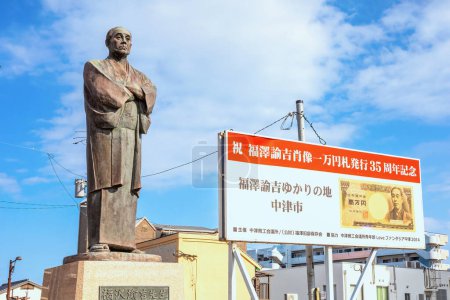 Téléchargez les photos : La statue de Fukuzawa Yukichi à la station Nakatsu. Il est une personne importante dans l'histoire du Japon, éducateur, philosophe, écrivain et samouraï qui a fondé l'Université Keio - en image libre de droit