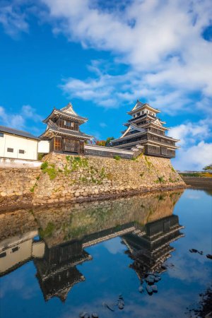 Téléchargez les photos : Château de Nakatsu dans la ville de Nakatsu, Oita, Japon connu comme l'un des trois mizujiro, ou "châteaux sur la mer", au Japon. Le château original a été détruit lors de la restauration de Meiji et reconstruit en 1964 - en image libre de droit