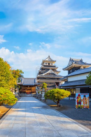 Téléchargez les photos : Nakatsu, Japon - 26 novembre 2022 : Château de Nakatsu connu comme l'un des trois mizujiro, ou "châteaux sur la mer", au Japon. Le château original a été détruit lors de la restauration de Meiji et reconstruit en 1964 - en image libre de droit