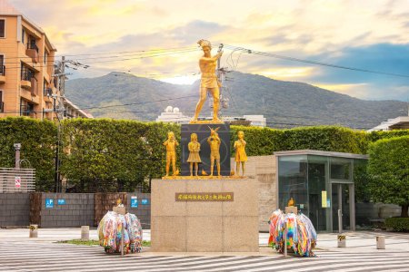 Téléchargez les photos : La statue à la mémoire des écoliers et des enseignants du musée de la bombe atomique de Nagasaki, dédiée aux enfants et aux enseignants est morte lors de l'attentat à la bombe atomique de Nagasaki. - en image libre de droit