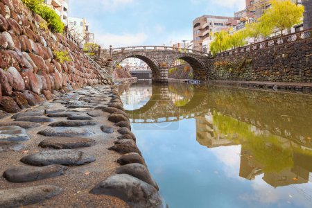 Foto de El puente Meganebashi es el más notable de varios puentes de piedra. El puente recibe su nombre de la semejanza de los espectáculos cuando se refleja en el agua del río - Imagen libre de derechos