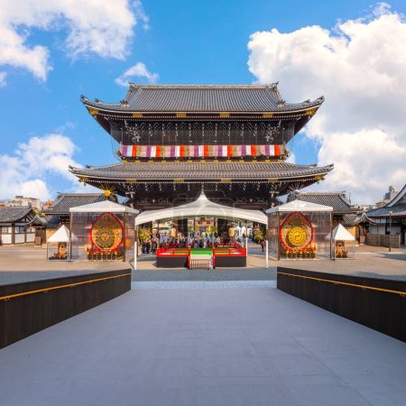 Téléchargez les photos : Kyoto, Japon - 30 mars 2023 : Temple Higashi Honganji situé au centre de Kyoto, l'une des deux sous-sectes dominantes du bouddhisme Shin au Japon et à l'étranger - en image libre de droit