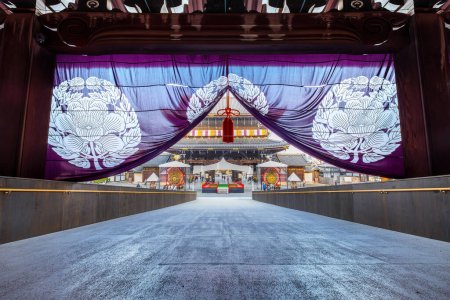 Téléchargez les photos : Kyoto, Japon - 30 mars 2023 : Temple Higashi Honganji situé au centre de Kyoto, l'une des deux sous-sectes dominantes du bouddhisme Shin au Japon et à l'étranger - en image libre de droit