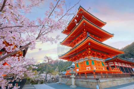 Téléchargez les photos : Kiyomizu-dera est un temple bouddhiste situé dans l'est de Kyoto. il fait partie des Monuments Historiques de l'Ancienne Kyoto Patrimoine Mondial de l'UNESCO - en image libre de droit