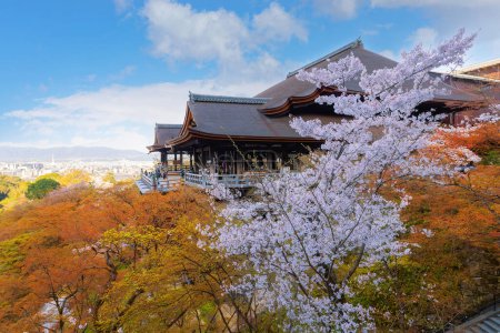 Foto de Kiyomizu-dera es un templo budista situado en el este de Kioto. forma parte de los monumentos históricos del antiguo Kioto Patrimonio de la Humanidad por la UNESCO - Imagen libre de derechos