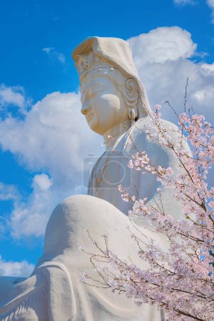 Foto de Ryozen Kannon Temple en Kyoto, Japón es un monumento de guerra dedicado a los caídos de ambos lados de la Guerra del Pacífico.La estatua de 24 metros de la Diosa de la Misericordia fue construida en 1955 - Imagen libre de derechos