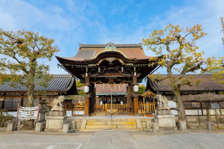 Téléchargez les photos : Sanctuaire Rokusonno construit en 963, consacre MInamota no Tsunemoto le 6ème petit-fils de l'empereur Seiwa. C'est l'un des meilleurs spots d'observation des cerisiers à Kyoto - en image libre de droit