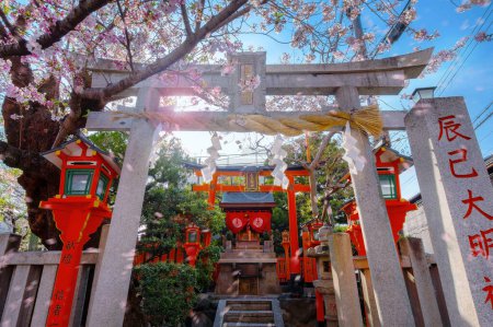 Foto de Santuario Tatsumi Daimyojin situado cerca del puente Tatsumu bashi en el distrito de Gion en Kyoto, Japón - Imagen libre de derechos