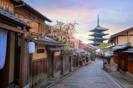 Téléchargez les photos : La pagode Yasaka à Kyoto, au Japon pendant la floraison des cerisiers au printemps - en image libre de droit