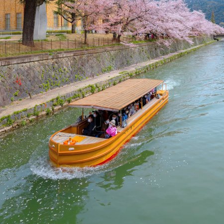 Téléchargez les photos : Kyoto, Japon - 2 avril 2023 : Okazaki Jikkokubune Boat Ride effectue une croisière de trois kilomètres entre le quai de Nanzenji et le barrage d'Ebisu et un aller-retour - en image libre de droit