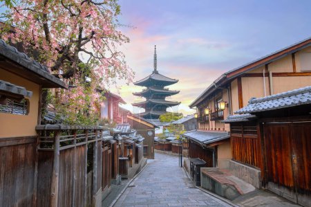 Foto de Kyoto, Japón - 6 de abril de 2023: La pagoda de Yasaka conocida como Torre de Yasaka o Yasaka-no-to. La pagoda de 5 pisos es la última estructura restante del templo de Hokan ji que se construyó en el siglo VI. - Imagen libre de derechos