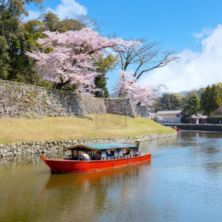 Foto de Shiga, Japón - 3 de abril de 2023: Hikone Castle Yakatabune Cruise es un tour turístico alrededor del foso del castillo en un barco reconstruido - Imagen libre de derechos