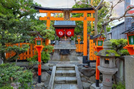 Foto de Santuario Tatsumi Daimyojin situado cerca del puente Tatsumu bashi en el distrito de Gion - Imagen libre de derechos
