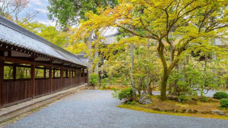 Téléchargez les photos : Beau paysage au temple Shinnyodo ou Shinshogokurakuji à Kyoto, Japon - en image libre de droit