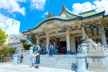 Téléchargez les photos : Namba Yasaka-jinja l'un des lieux de culte les plus distinctifs d'Osakas avec un gigantesque bâtiment en forme de tête de lion avec une énorme bouche ouverte qui avale les mauvais esprits - en image libre de droit
