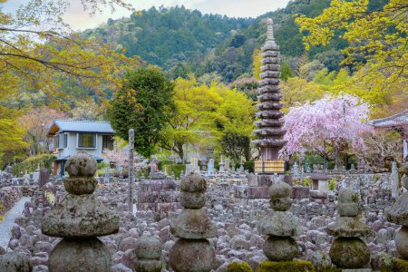 Téléchargez les photos : Temple Adashino Nenbutsuji fondé en 811 situé sur une colline et légèrement éloigné de la principale zone touristique d'Arashiyama - en image libre de droit