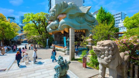 Téléchargez les photos : Namba Yasaka-jinja l'un des lieux de culte les plus distinctifs d'Osakas avec un gigantesque bâtiment en forme de tête de lion avec une énorme bouche ouverte qui avale les mauvais esprits - en image libre de droit