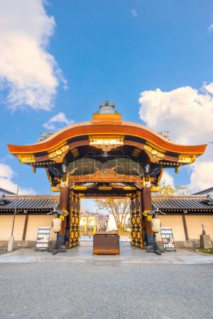 Foto de Templo Higashi Honganji situado en el centro de Kyoto, una de las dos sub-sectas dominantes del budismo Shin en Japón y en el extranjero - Imagen libre de derechos
