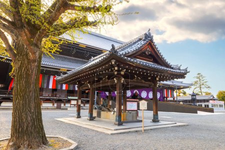 Téléchargez les photos : Temple Higashi Honganji situé au centre de Kyoto, l'une des deux sous-sectes dominantes du bouddhisme Shin au Japon et à l'étranger - en image libre de droit