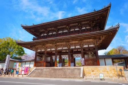 Foto de Kioto, Japón - 31 de marzo de 2023: Ninnaji es uno de los grandes templos de Kioto catalogado como Patrimonio de la Humanidad famoso por sus cerezas Omuro, cerezos de floración tardía.. - Imagen libre de derechos