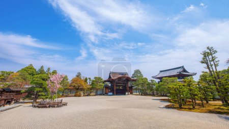 Foto de Ninnaji es uno de los grandes templos de Kioto catalogado como Patrimonio de la Humanidad famoso por las cerezas Omuro, cerezos de floración tardía. - Imagen libre de derechos