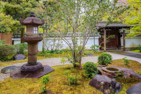 Téléchargez les photos : Jardin japonais au temple Shinnyodo à Kyoto, Japon - en image libre de droit