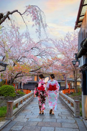 Foto de Joven japonesa vestida de Kimono tradicional en el puente Tatsumi bashi sobre el río Shirakawa en el distrito de Gion, Kioto - Imagen libre de derechos