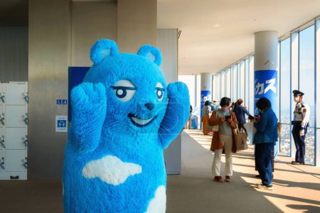 Téléchargez les photos : Osaka, Japon - 9 avril 2023 : ABENOBEA est la mascotte de l'Observatoire Abeno Harukas a - en image libre de droit