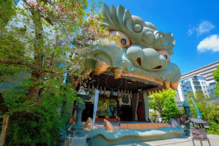 Téléchargez les photos : Namba Yasaka-jinja à Osaka est l'un des lieux de culte les plus distinctifs avec un gigantesque bâtiment en forme de tête de lion avec une grande bouche ouverte qui avale les mauvais esprits. - en image libre de droit