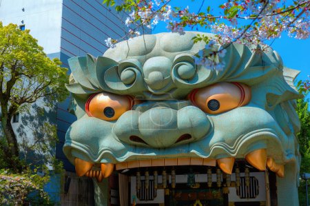 Foto de Namba Yasaka-jinja en Osaka es uno de los lugares más distintivos de culto con gigantesco edificio en forma de cabeza de león con enorme boca abierta que traga espíritus malignos. - Imagen libre de derechos