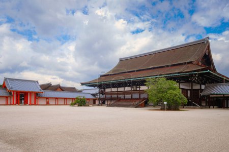 Le palais impérial de Kyoto a été la résidence de la famille impériale japonaise jusqu'en 1868, lorsque l'empereur et la capitale ont été déplacés de Kyoto à Tokyo.