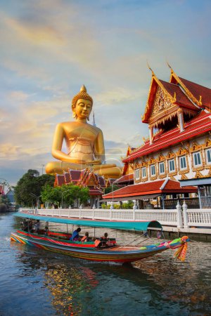La gran estatua de Buda sentada (Buddha Dhammakaya Dhepmongkol) en Wat Paknam Phasi Charoen (templo) en Bangkok, Tailandia