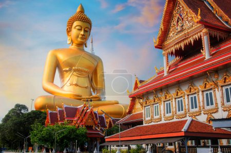 La gran estatua de Buda sentada (Buddha Dhammakaya Dhepmongkol) en Wat Paknam Phasi Charoen (templo) en Bangkok, Tailandia