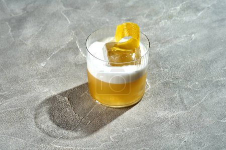 Whisky cóctel agrio con espuma en un vaso. Menú bar