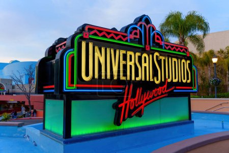 Foto de LOS ÁNGELES, CALIFORNIA - 19 DE ENERO DE 2023: Universal Studios Hollywood Sign at the Iconic Theme Park - Imagen libre de derechos