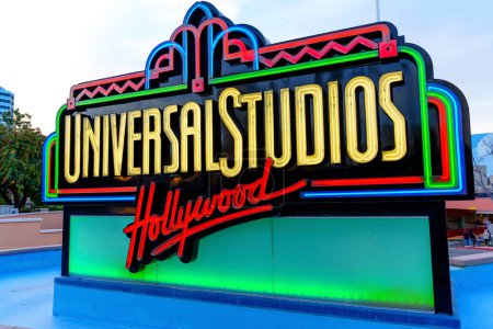 Foto de LOS ÁNGELES, CALIFORNIA - 19 DE ENERO DE 2023: Universal Studios Hollywood Sign at the Exit of the Park - Imagen libre de derechos