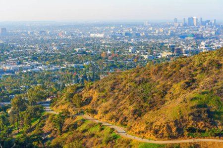 Foto de Vista del sendero Runyon Canyon Trail y la ciudad de Los Ángeles vista desde el punto de vista. - Imagen libre de derechos