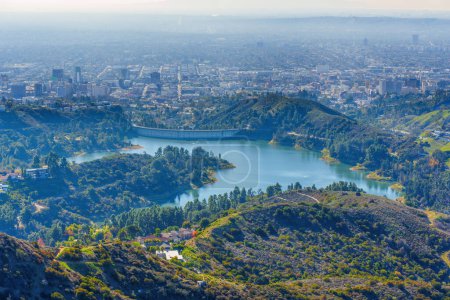 Foto de Vista panorámica del lago Hollywood, la presa Mulholland y la ciudad vista desde la cima de una colina. - Imagen libre de derechos
