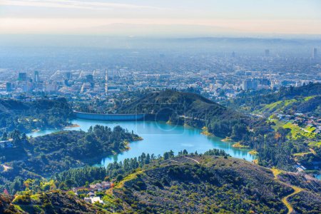 Foto de Hollywood Reservoir y la ciudad de Los Ángeles vista desde una colina, mostrando el hermoso agua azul rodeada por la exuberante vegetación de las colinas de Hollywood. Viajes y naturaleza temática de fondo. - Imagen libre de derechos