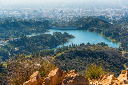 Foto de Hollywood embalse visto desde una colina, mostrando el hermoso agua azul rodeada por la exuberante vegetación de las colinas de Hollywood. Viajes y naturaleza temática de fondo. - Imagen libre de derechos
