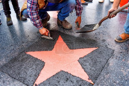 Téléchargez les photos : Remplacement de la couche de trottoir de terrazzo autour de l'étoile de corail sur le Walk of Fame à Hollywood. - en image libre de droit