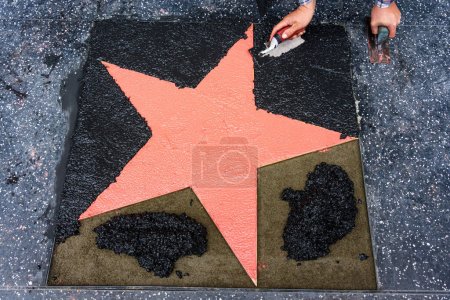Vue du sommet vers le bas d'une nouvelle étoile en construction sur le Walk of Fame à Hollywood.