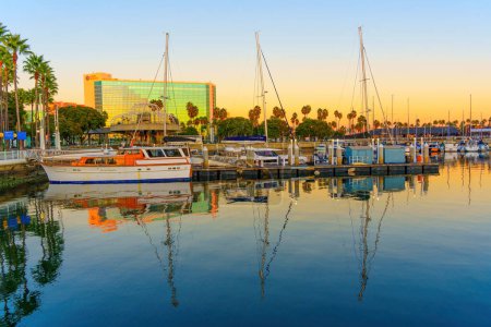 Foto de Los Ángeles, California - 22 de diciembre de 2022: Muelle frente al mar y Long Beach Hyatt Regency Hotel View at Sunset - Imagen libre de derechos