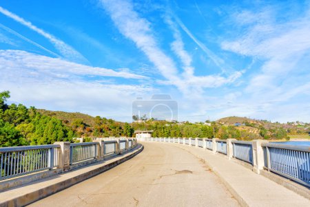 Foto de Vista de la pasarela peatonal de la presa Mulholland en el embalse de Hollywood. - Imagen libre de derechos