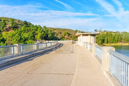 Foto de Amplia vista angular de la pasarela peatonal de la presa Mulholland en el embalse de Hollywood. - Imagen libre de derechos