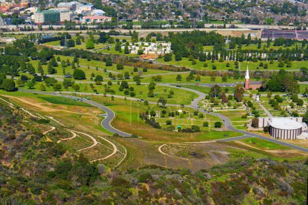 Foto de Vista serena del Forest Lawn Memorial Park desde las alturas de Hollywood Hills. - Imagen libre de derechos